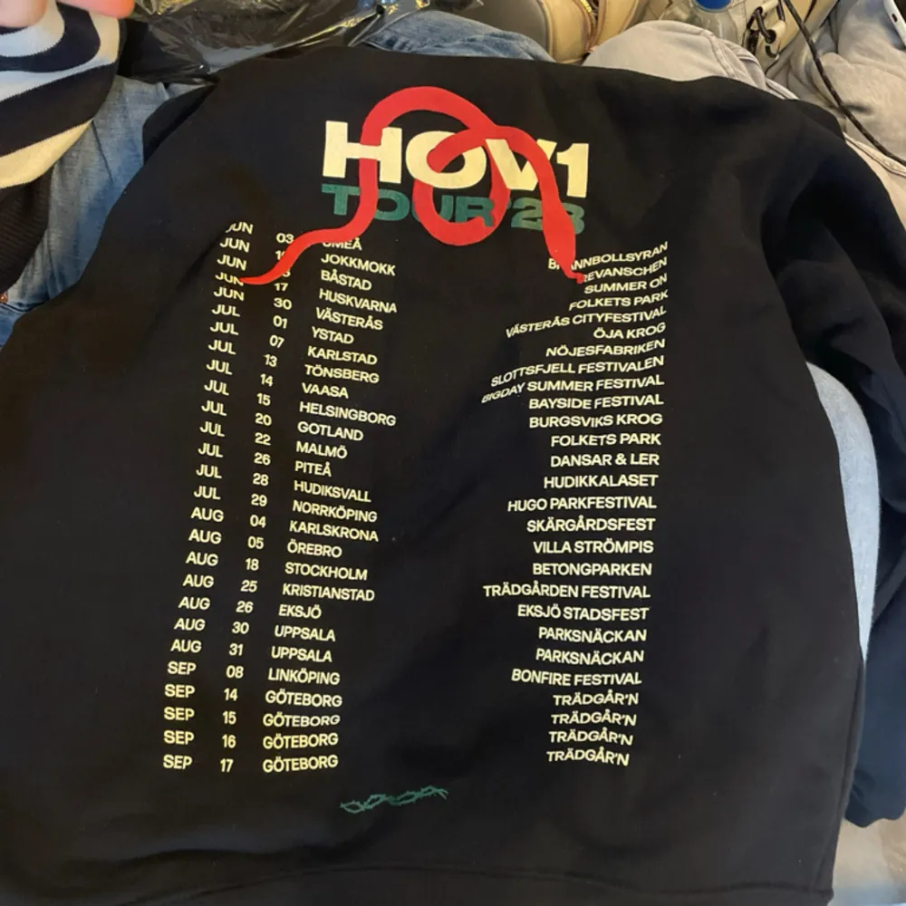 (INTRESSEKOLL) på min hov1 hoodie från deras tour 2023 ordinarie pris 600, använd fåtal gånger . Hoodies.