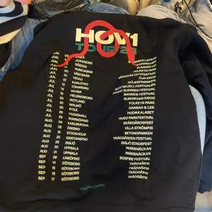 (INTRESSEKOLL) på min hov1 hoodie från deras tour 2023 ordinarie pris 600, använd fåtal gånger 