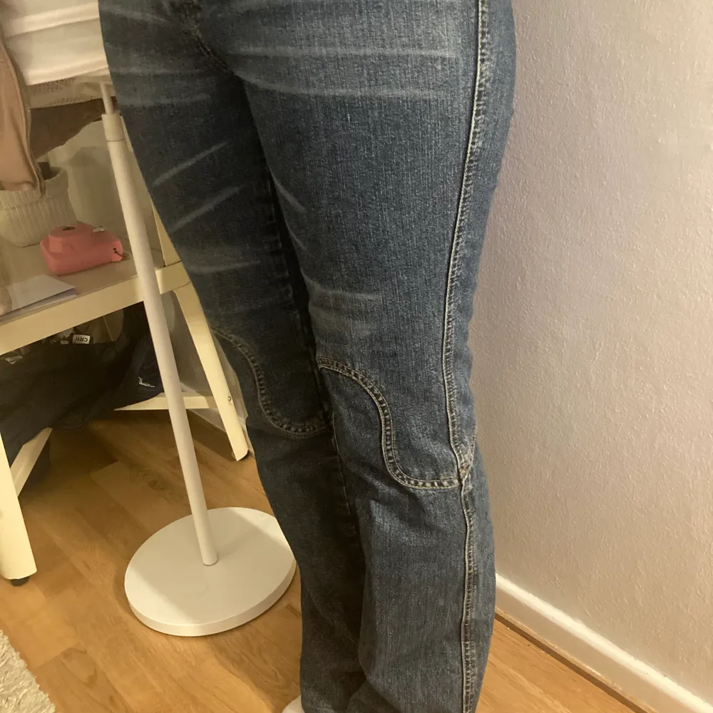 Så snygga jeans som jag säljer pga att dem är lite för små. Jag är 171cm lång och dem sitter till marken på mig typ.🌸 . Jeans & Byxor.