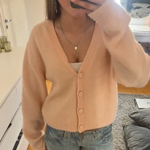 &other Stories kofta - Såååå fin kofta från &other stories i en så drömmig färg!!🥰🥰💞💞💞🙏🏽🙏🏽