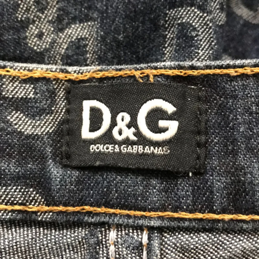 Fri frakt!! Skit snygga lågmidjade jeans från Dolce & Gabbana i storlek 26. De är mer lågmidjade än vad de ser ut att vara på bilderna. Jag har bilder hur de ser ut på om man är intresserad.🌸. Jeans & Byxor.