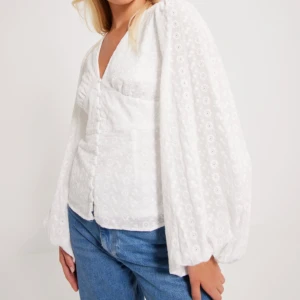 SÖKER Vimalina blus - Jag söker denna vita eventuellt blåa Vimalina blus från Vila i storlek M. Om någon har den så får du väldigt väldigt gärna höra av dig 😊💕