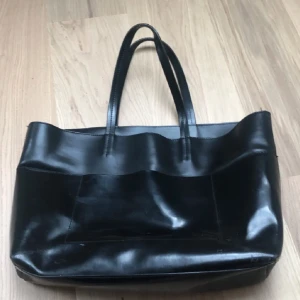 Märkes väska  - Bra skick inga defekter äkta läder orginal pris runt 1200kr