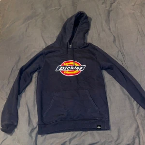 Mörkblå Dickies Hoodie.🫐 - Mörkblå Hoodie. Haft den några gånger.