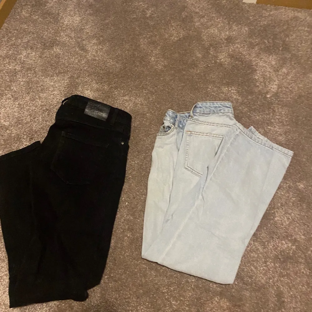 Grunt jeans i ljusblå och svart nyskick 10/10 nästan aldrig använda Stolek 164cm 150kr styck eller 250kr för båda . Jeans & Byxor.