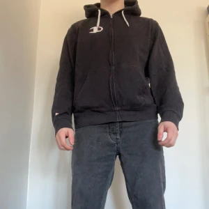 Champion zip hooide - En zip hoodie från champion! Jag är ca 180cm och väger 80kg!