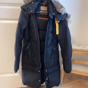 Storlek XS men passar även mig som brukar ha S-M  - Jacka knappt använt. 