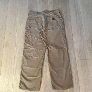 Carhartt carpenter pants  - Carhartt carpenter pants säljes i storlek 36x32 enligt bild. Inga fläckar eller hål. Fler bilder kan ordnas och det är bara att fråga på!