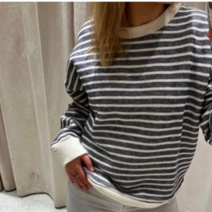 Zara tröja - Stickad tröja från Zara perfekt nu inför våren. Storleken är L men passar mig som har S bra.