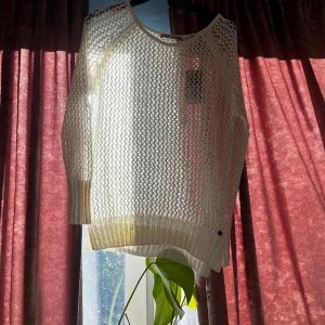 Stickad tröja - Säljer denna stickade tröja då den intr har kommit till användning sen jag köpte den. Lappen är kvar. Ny pris 199