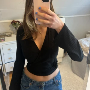 Tröja - V-ringad tröja från nakd med snörning. Aldrig använd. Storlek xxs men är som en xs/s
