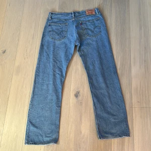 Levi’s 505 - Klassiska Levi’s 505 i storlek 35x32. Inga hål eller fläckar. Fler bilder eller mått kan fixas!