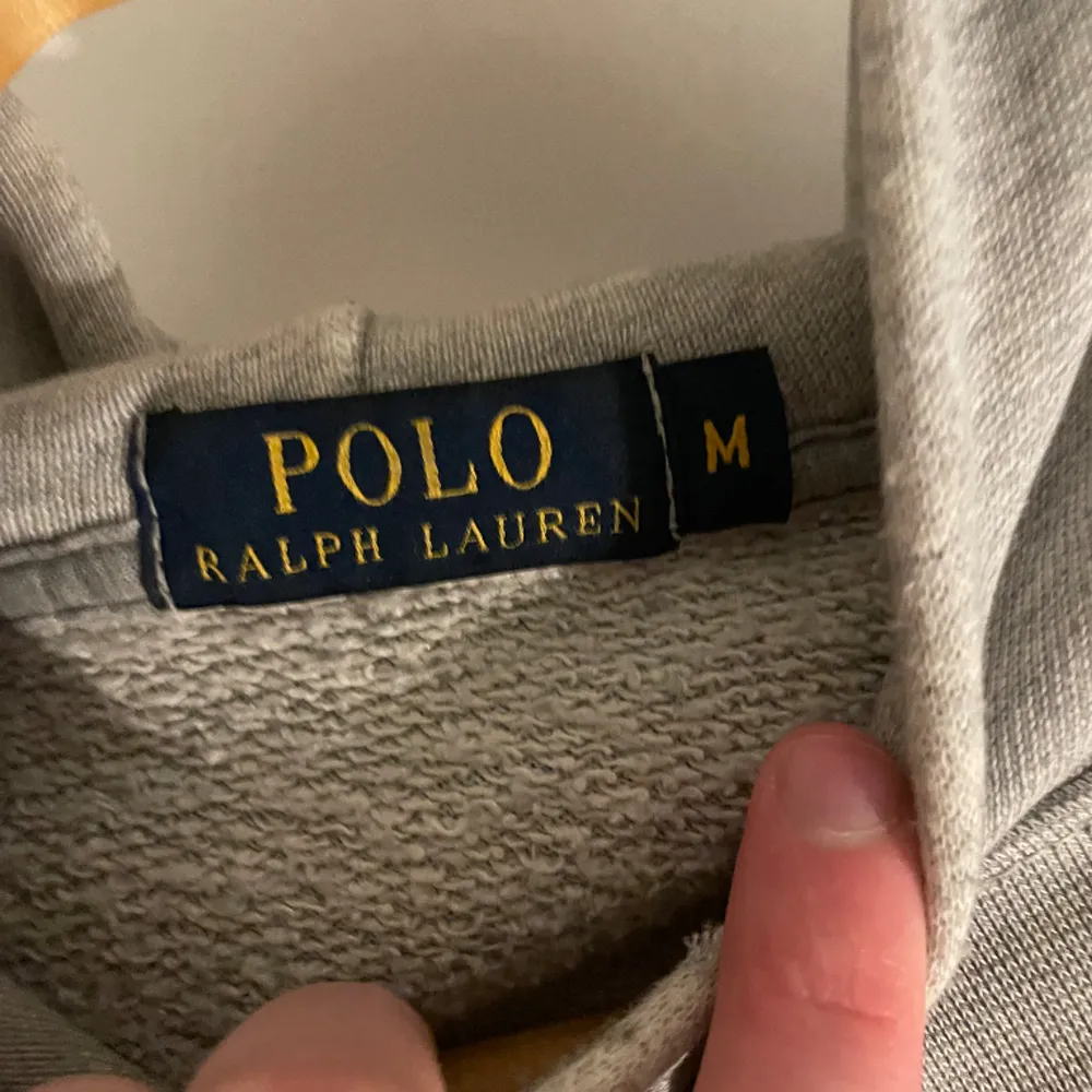 Säljer denna sjukt trendiga hoodie från Ralph Laurent. Priset är inte hugget i sten vid snabb affär!. Hoodies.