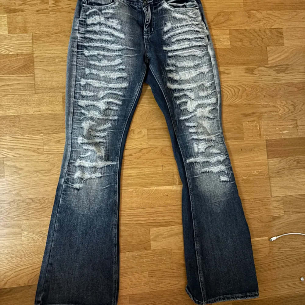 Köpte dessa sjukt snygga jeansen på plick (aldrig använd) Aldrig användna, i helt nyskick. Nypris: 1200 kr. Kan tänka mig stt gå ner i pris vid snabb affär. Jeans & Byxor.