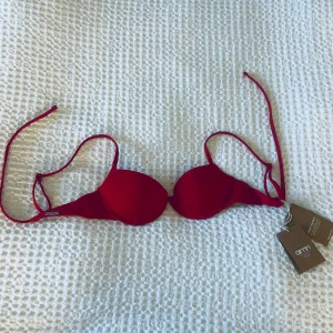 Röd bikini topp från Aim’n - Säljer denna söta bikini topp då den är något för liten för mig 🍓  Helt ny med prislapp kvar endast provad
