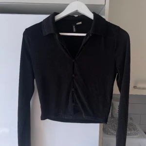 Långärmad topp - Snygg och använd långärmad croptop från H&M med knappar som går att öppna!