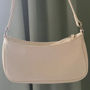 Söt väska!!  - Säljer denna superfina väska från Monki. Sparsamt använd. Inga defekter, nypris 200kr. Säljer pga att jag har en liknande ❤️