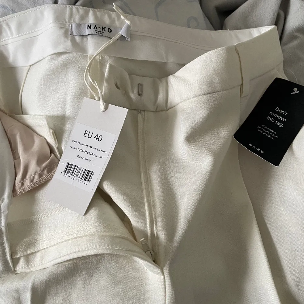 Super söta hög midjade kostymbyxor från nakd, helt nya, är 160 så skulle säga dom passar 160-170 köpta för 599:-❤️. Jeans & Byxor.