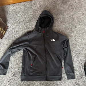 North face hoodie - Använd fåtal gånger. Storlek medium pris kan diskuteras 