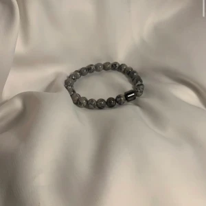 Armband  - Sjukt snygga armband. Köp för 119kr/st Eller 2 för 189kr Går att matcha hur man vill.  Modell 069,070, 071, 072,