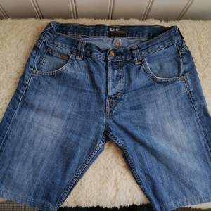 Fina Leeb jeansshorts stl w31/L32(s/m). Perfekt till sommaren. Säljes för att dom är lite för små därför ingen bild. 