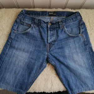 Fina Leeb jeansshorts stl w31/L32(s/m). Perfekt till sommaren. Säljes för att dom är lite för små därför ingen bild. 