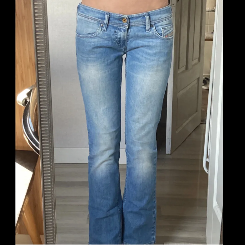 Jättefina låg midjade jeans från märket Diesel i modellen Bootcut and Flare Jeans färgen Light Blie. Tyvärr lite korta på mig för min smak, men så sköna och stretchiga i materialet😫  Nyttpris var 2 000kr och säljer för 700kr eller högst bud!🫶🏼. Jeans & Byxor.
