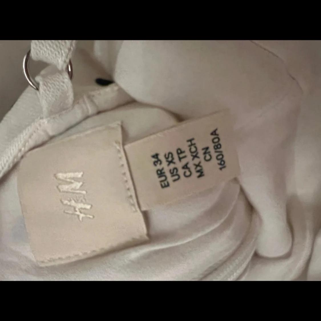 prickig miniklänning öppen rygg  - 91