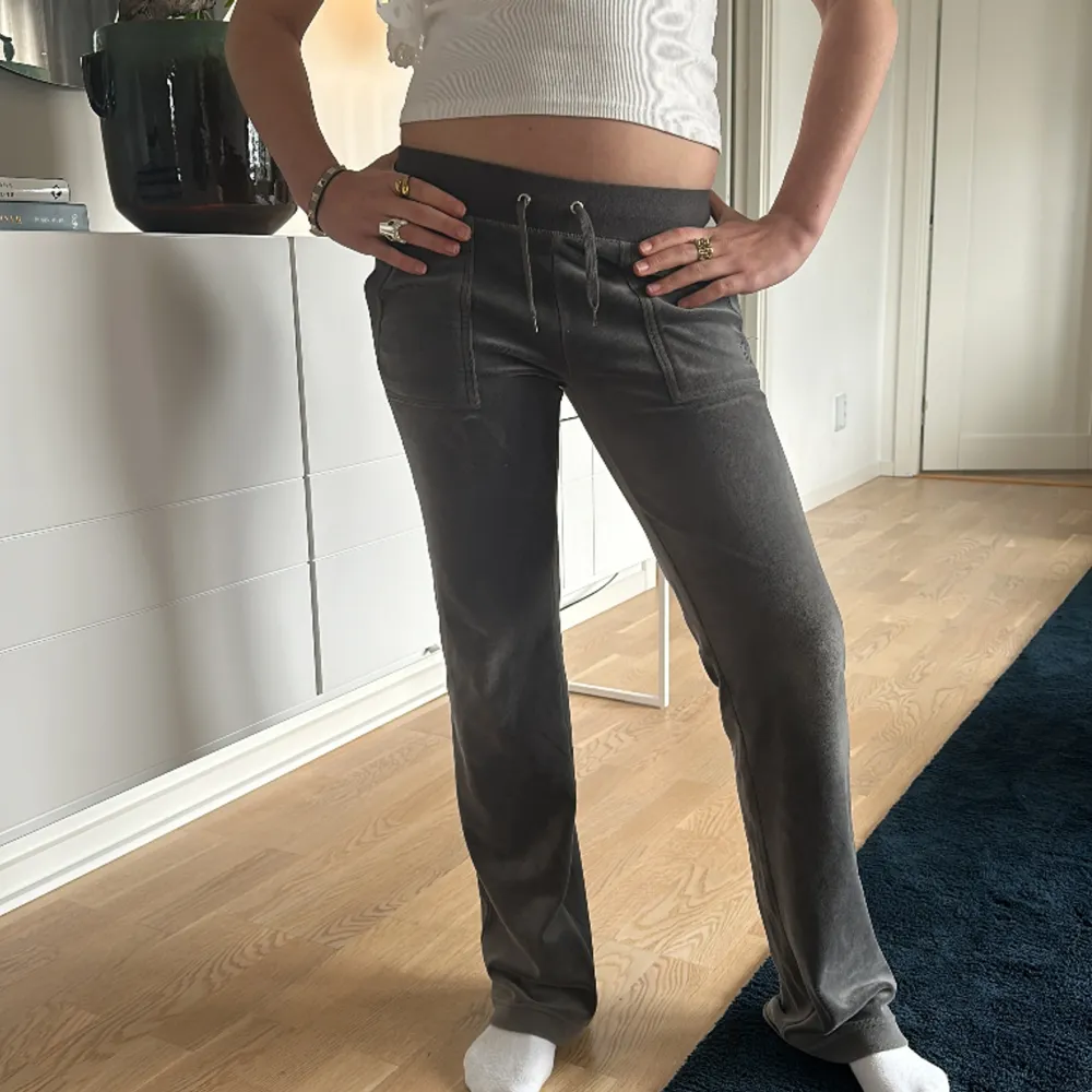 Ett par gråa Juciy Couture byxor!💓 Tyvär har det silvriga på snörena försvunnit men det är inget man tänker på!!!. Jeans & Byxor.