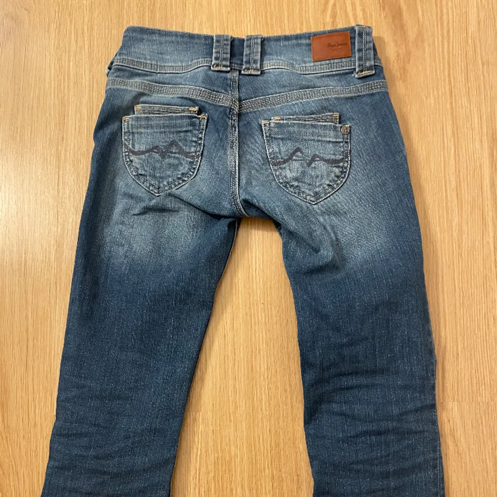 Säljer dessa helt oanvända jeansen ifrån pepe jeans då de är förstora. Super fina verkligen!😍😍. Jeans & Byxor.