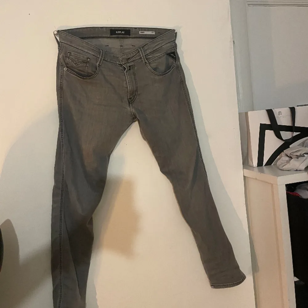 Säljer dessa jeans pga att jag köpt ett par nya gråa dom är köpta på åhlens i stockholm för 1300kr för cirka 2 månader sen. Dom är i dunder skick 9/10 strl 32/32 pris 499kr. Jeans & Byxor.