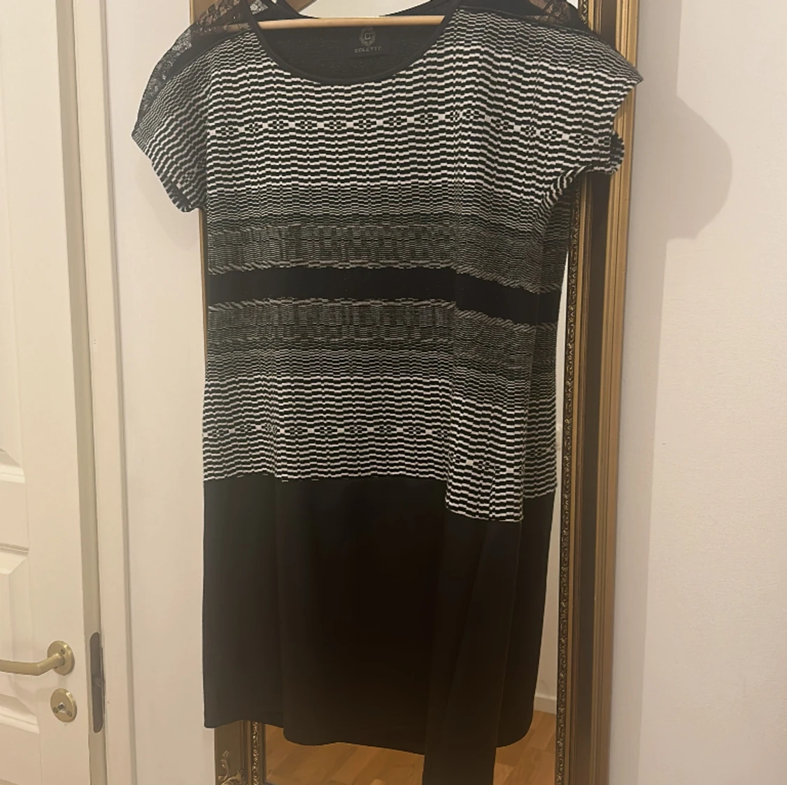 Klänning med nyans med grått, svart och fint med fakeläder nederst