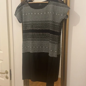 Klänning med nyans med grått, svart och fint med fakeläder nederst - Sexig knälång klänning med spetts och fakeläder-NY!