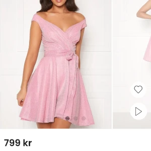 Rosa klänning (Lurex Skater Dress GODDIVA) - Min fina, fina studentklänning, använd en gång, säljs nu till ett mycket bra pris. Inköpt för 799kr. Säljs pga att jag aldrig får tillfälle för att använda den igen. Klänningen är bekväm och har ett skönt, stretchigt material. Antagbart skärp/band. 🩷