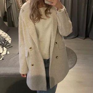 Beige kappa - Säljer en skit snygg beige kappa som tyvärr aldrig kommit till användning! Den är av bra kvalitet och i nyskick💕