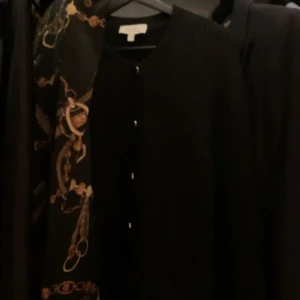 & Other stories kofta❤️‍🔥 - Svart kofta från other stories, aldrig använd