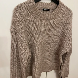 Gina tricot tröja - Stickad tröja med slits på armen från Gina tricot storlek Xs, använd en gång. Beige/brun