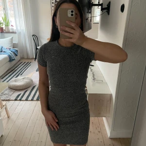 Grå tight klänning från Bikbok - Gråsprecklig klänning som slutar mitten på låret. Kortärmad, från Bikbok i storlek XS. Använd ett par gånger, inget slitage. 
