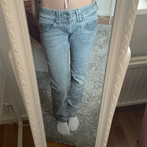 Jeans  - Sparsamt använda. Inga defekter. Säljer då de tyvärr är förstora och inte kommer till användning längre💗💗