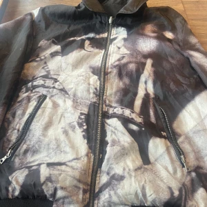 Limitato vårjacka - Säljer en limitatojacka i storlek S.  Det är en jacka som går att vrida ut och in. Ni kan se på bilderna!  Är i riktigt bra skick! Nästan aldrig använd.