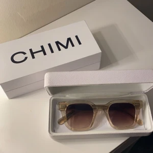Chimi 04 - Ett par chimi 04 i färgen ecru, toppenskick utan några repor! Fodralet och lådan ingår, skriv för fler bilder💘