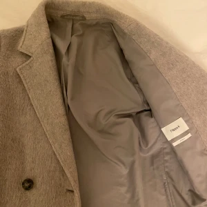 Filippa K kappa - Grå kort kappa från Filippa K i mycket gott skick. Storlek Xs. 