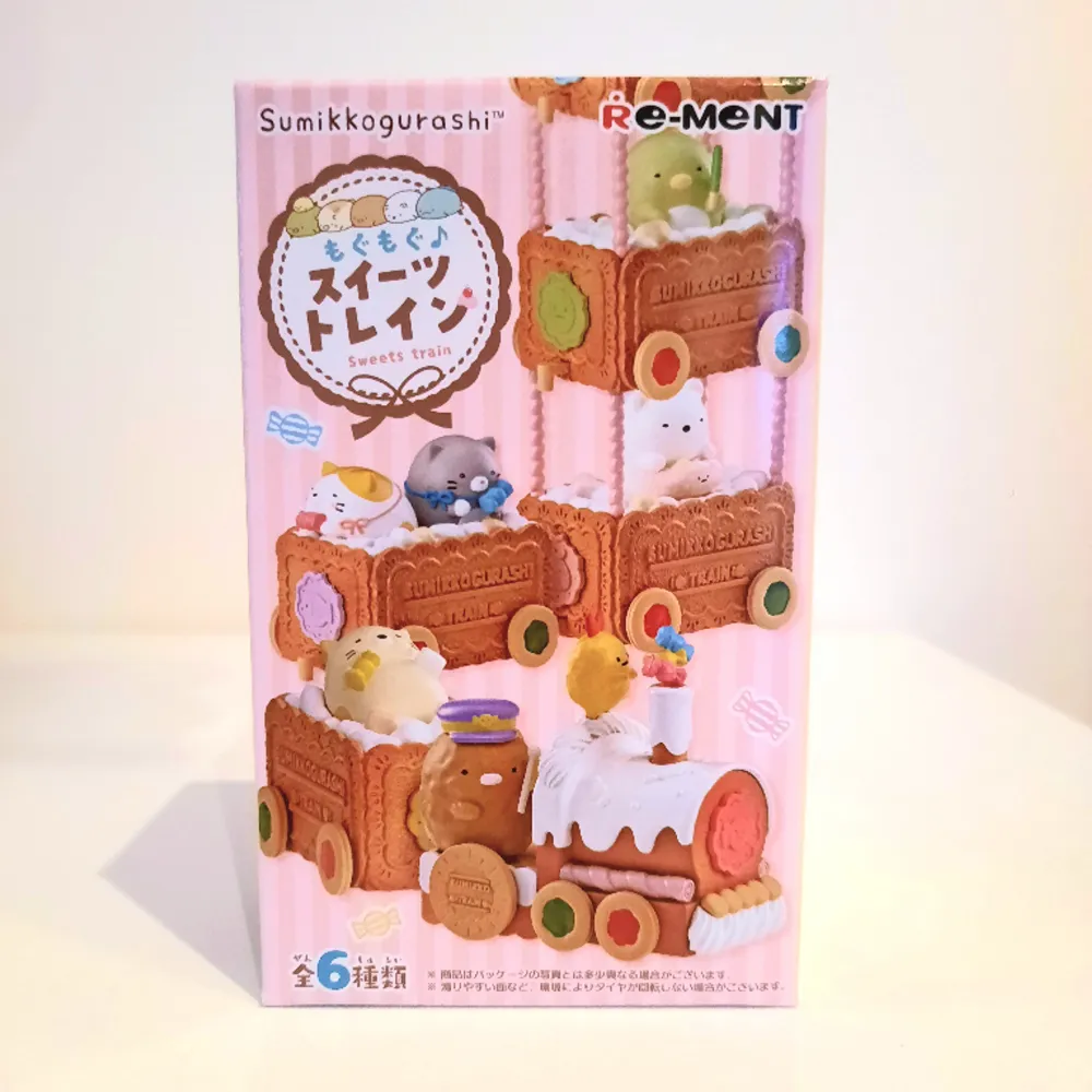 Sumikkogurashi samlarobjekt som jag fick i en mystery box importerat från Japan. Har endast öppnat den yttre förpackningen för att se vilken det är. Figuren är i en oöppnad plastförpackning. Skriv om du vill veta vilken det är eller bli överraskad :). Övrigt.