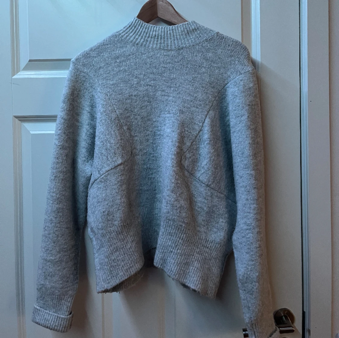 Stickad grå tröja