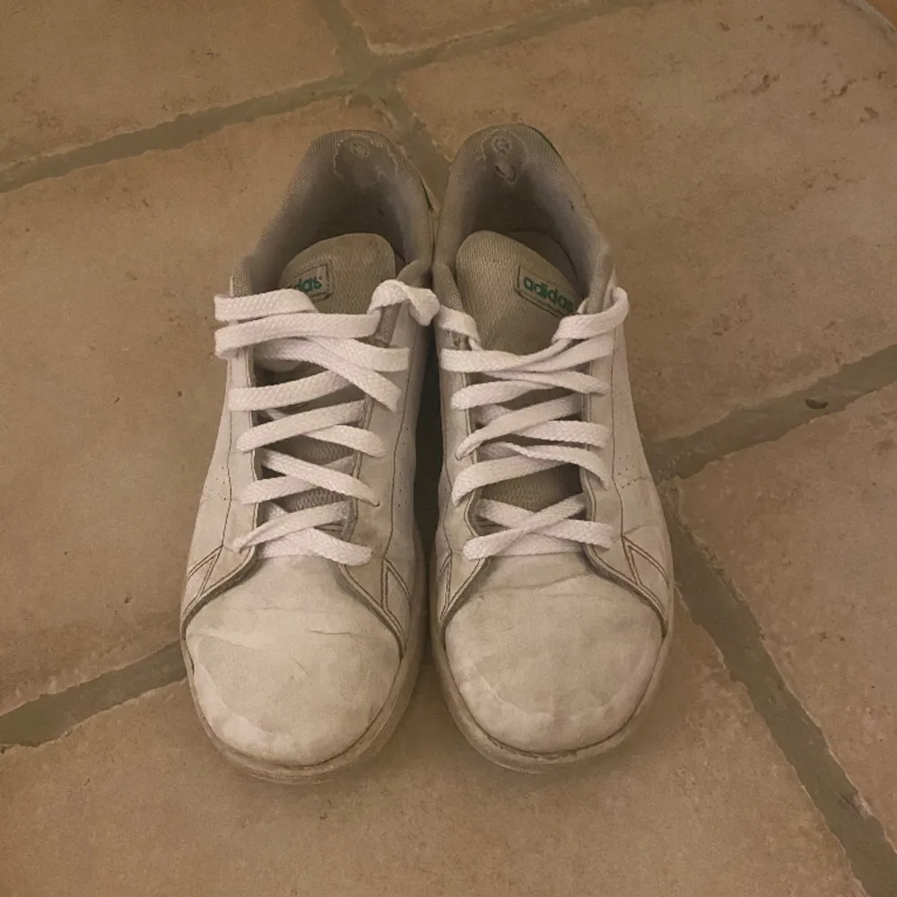 Sneakers från adidas (stan Smith liknande) med nya fräscha skosnören. Lite slitna bak i hälen och även lite smutsiga.. Skor.