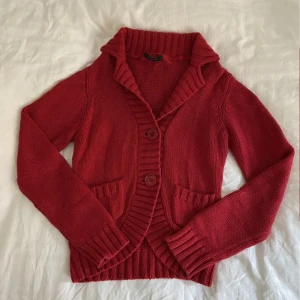 Röd kofta - Väldigt fin stickad röd kofta som aldrig används❤️