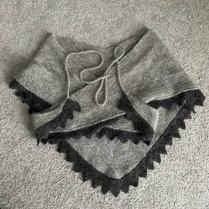 Poncho  - Säljer en snygg poncho som endast är provad! Så snygg med ett linne under exempelvis. Den är i ull så den värmer! Nypris: 349!