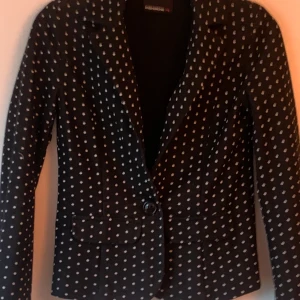 Prickig kavaj - Svart/vit Prickig kavaj svart o vit Strl XS/34 märke Fishbone