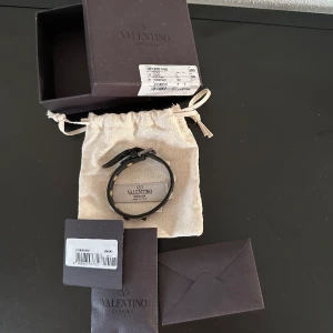 Valentino armband - ❗️INTRESSEKOLL❗️Ett trendigt armband i färgen svart och är i 9/10 i skick, nypris är ca 3000kr. det är sparsamt användt. allt og tillkommer vid köp! hör av er vid frågor&bilder🙌🏽🤝🏽