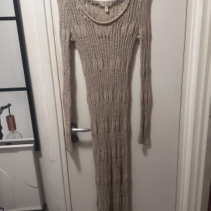 Klänning i silkesmix  - Rensar garderoben hemma och har en hel del helt oanvända klänningar som vill ha en ny ägare.  Slutsåld Online.  Nypris: 1499:-